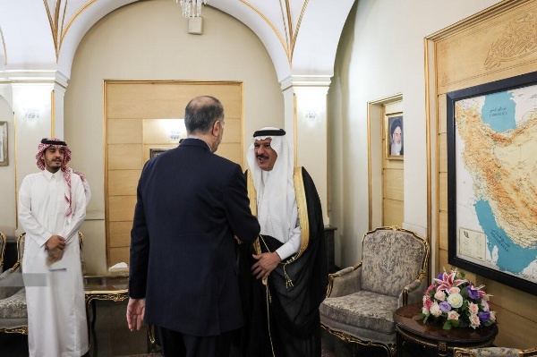 حسین امیر عبداللہیان OIC اجلاس سے قبل سعودی آفیشل سے ملاقات کرتے ہوئے