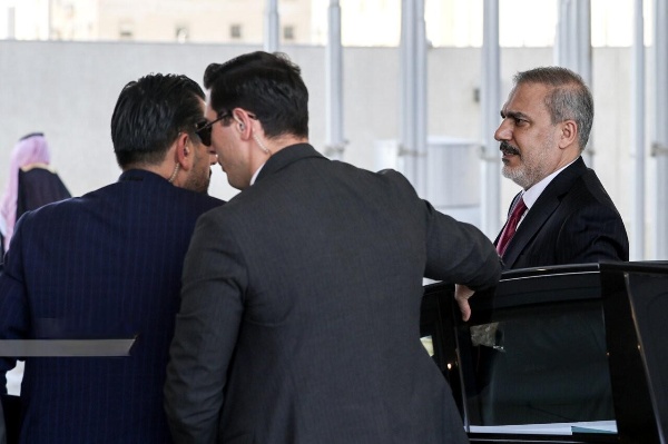 ترکیہ کے وزیر خارجہ OIC اجلاس میں شریک ہوتے ہوئے