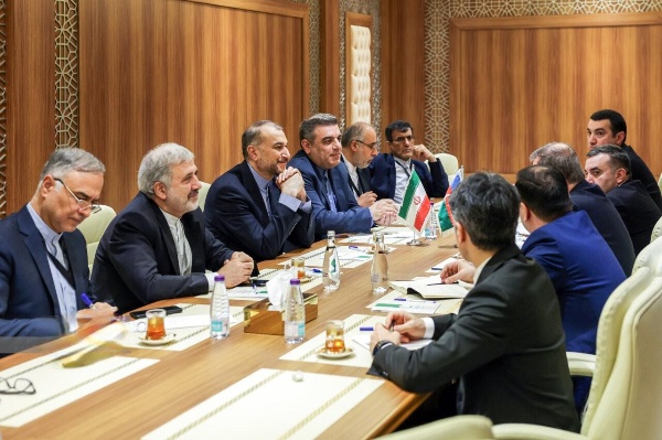 ایرانی وزیر خارجہ اپنے آذری ہم منصب کیساتھ ملاقات کرتے ہوئے