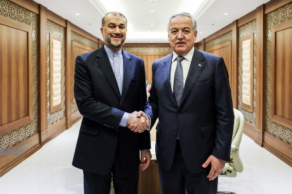 ایرانی وزیر خارجہ اپنے تاجک ہم منصب کیساتھ ملاقات کرتے ہوئے