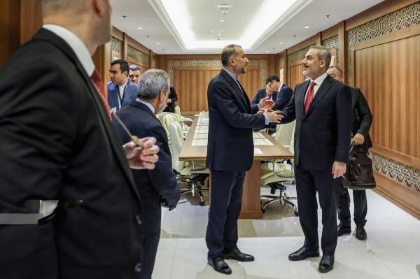 ایرانی وزیر خارجہ اپنے ترکش ہم منصب کیساتھ ملاقات کرتے ہوئے