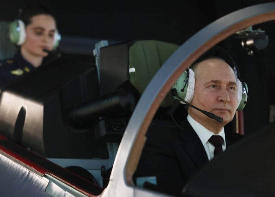 Putin qırıcının sükanı arxasına keçdi