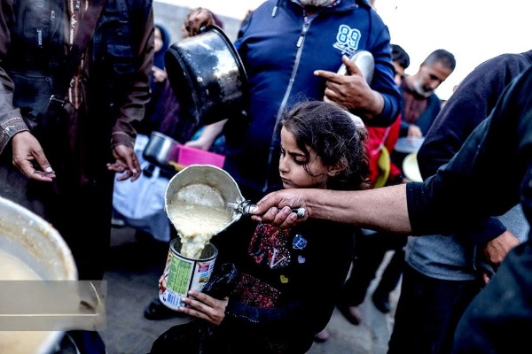 دیر البلح میں فلسطینی مہاجرین افطاری لیتے ہوئے