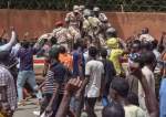 Protesters-cheer-Nigerien-troops-as-they-gather-in-front-of-the-French-Embassy-in-Niamey
