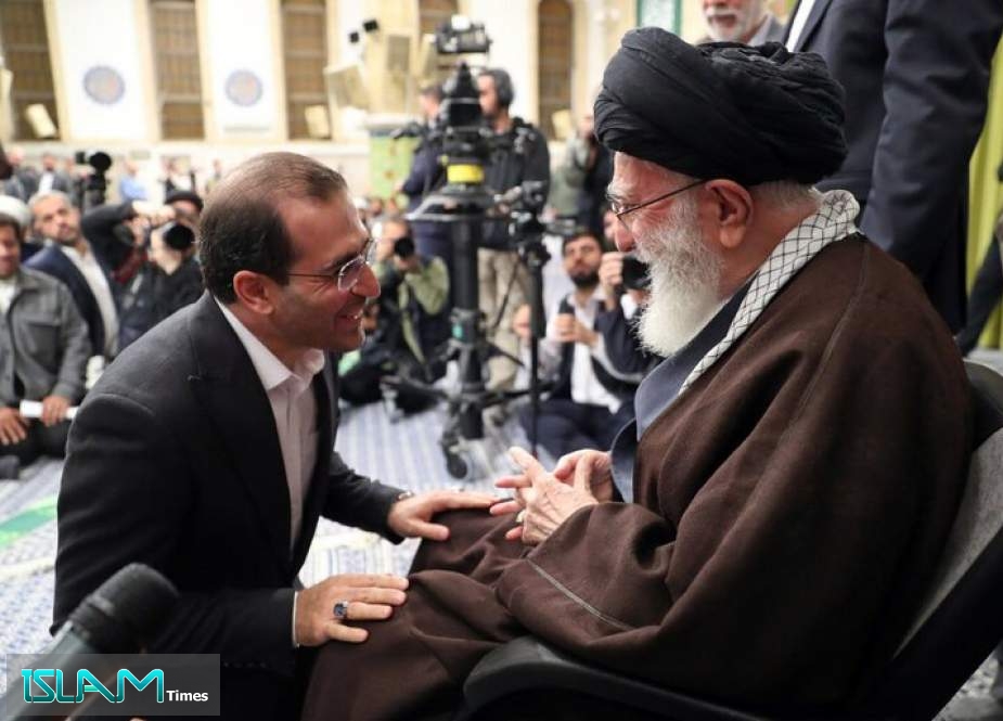 Ayatollah Khamenei Receives Poets, Literati for a Meeting