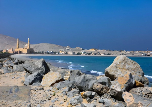 عمان میں دریا کے کنارے دلکش مسجد