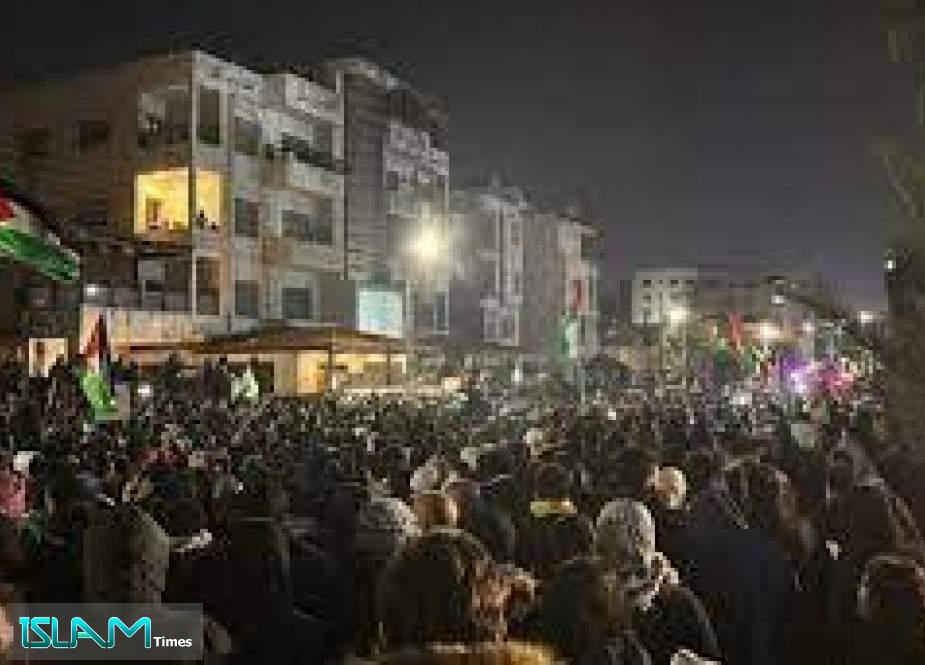 أمام سفارته في عمان.. أردنيون ينددون بمجازر الإحتلال في غزة