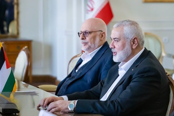 حماس اور ایرانی وزارت خارجہ کے وفود باہمی مشاورت کرتے ہوئے
