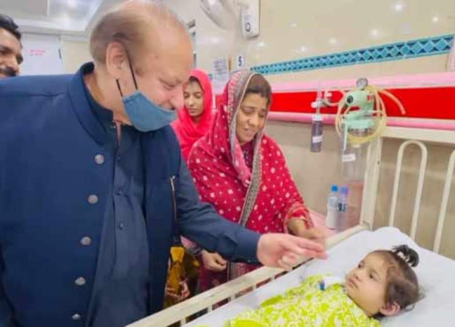 نواز شریف 3 سالہ عنایہ فاروق کی عیادت کیلئے ہسپتال پہنچ گئے