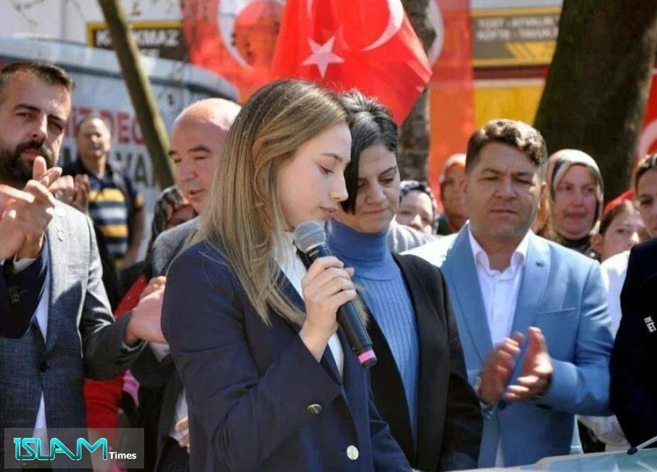 أصغر عمدة في تركيا.. شابة مستقلة عمرها 22 عاماً تتفوق على سياسيين وتفوز بالانتخابات البلدية