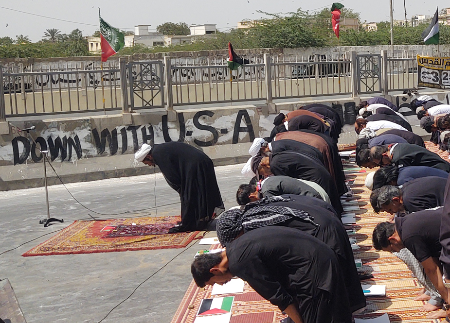 کراچی، آئی ایس او کے زیر اہتمام مرکزی جلوس یوم علیؑ کے دوران ایم اے جناح روڈ پر باجماعت نماز ظہرین