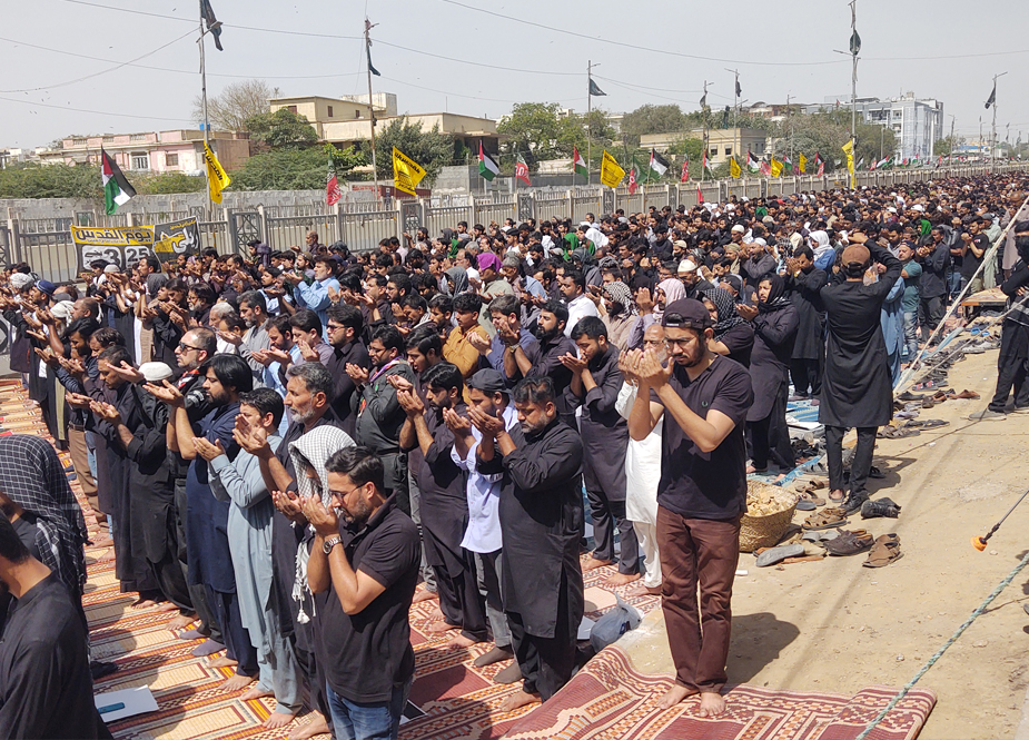 کراچی، آئی ایس او کے زیر اہتمام مرکزی جلوس یوم علیؑ کے دوران ایم اے جناح روڈ پر باجماعت نماز ظہرین