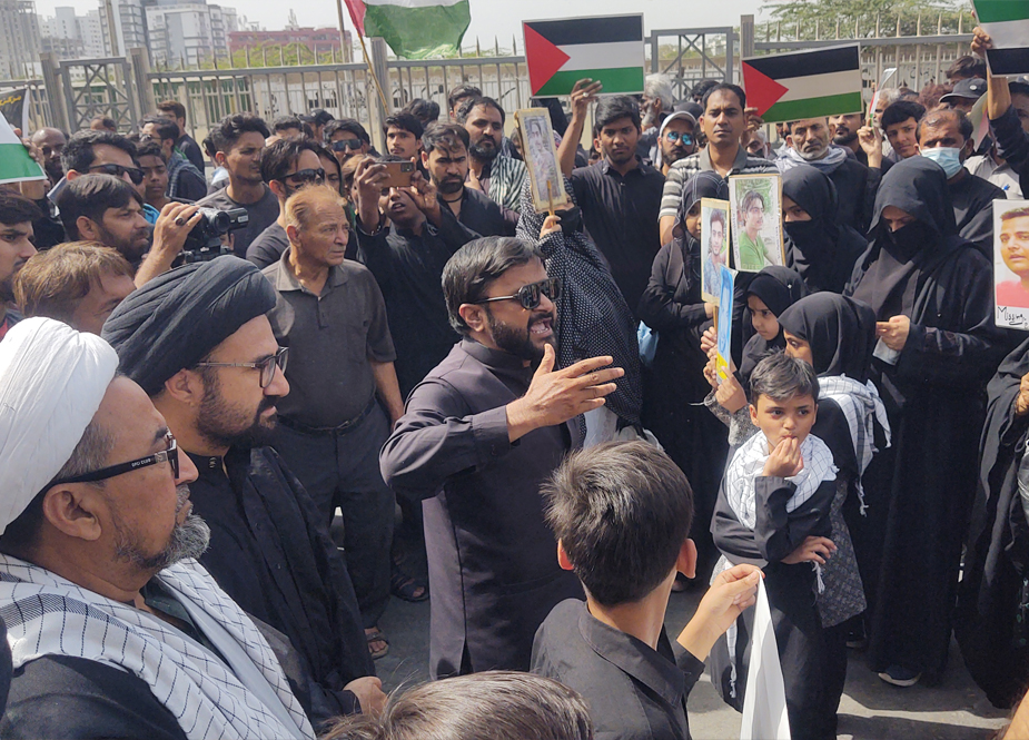 کراچی، مرکزی جلوس یوم شہادت امام علیؑ میں جبری گمشدہ شیعہ افراد کے اہلخانہ کا احتجاج