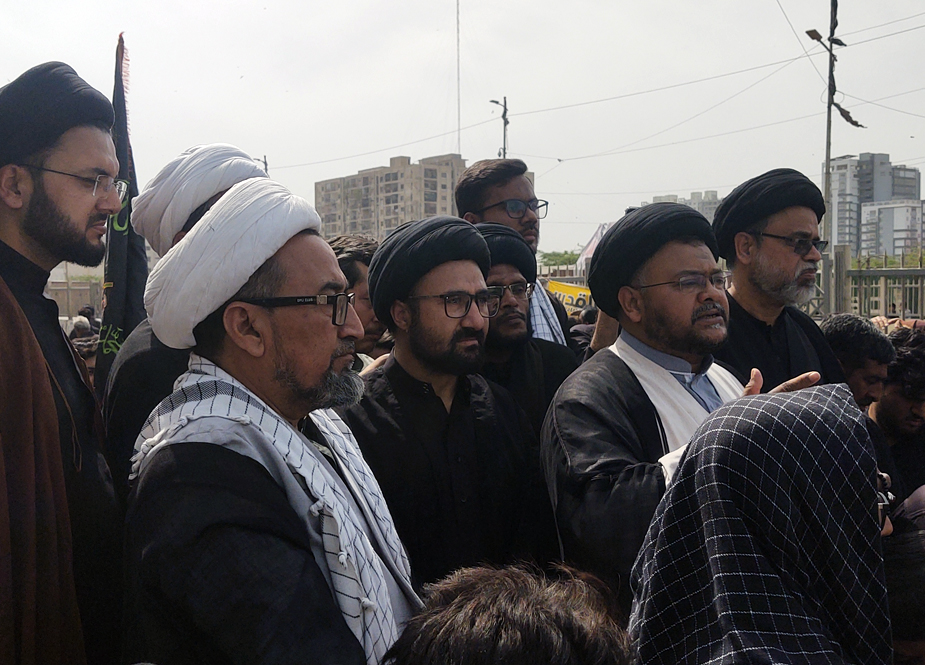 کراچی، مرکزی جلوس یوم شہادت امام علیؑ میں جبری گمشدہ شیعہ افراد کے اہلخانہ کا احتجاج