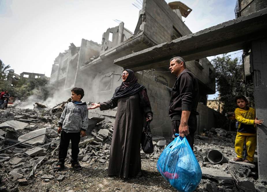 Palestinians, collect their belonging from rubble
