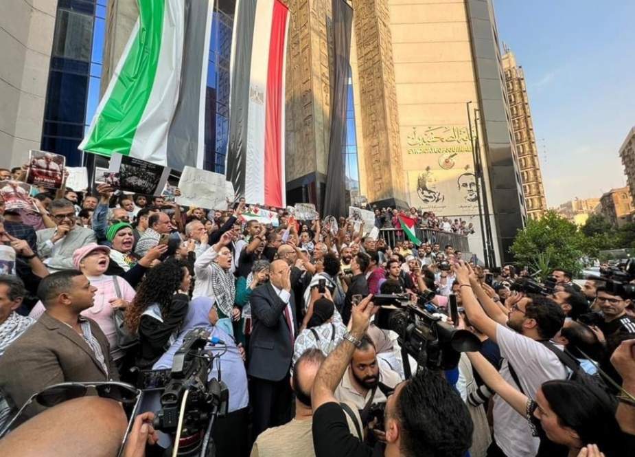 مصر: الحركة الوطنية تستنكر اعتقال مشاركين في وقفة نقابة الصحفيين نصرةً لغزة