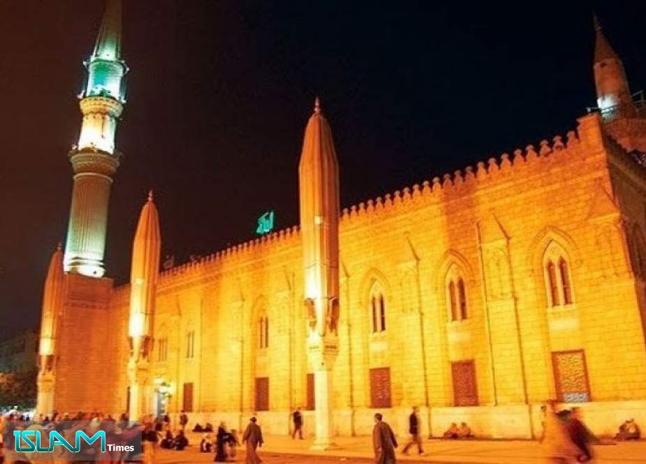 مسجد الإمام الحسين بالقاهرة قبلة الزوار من كل أنحاء العالم برمضان