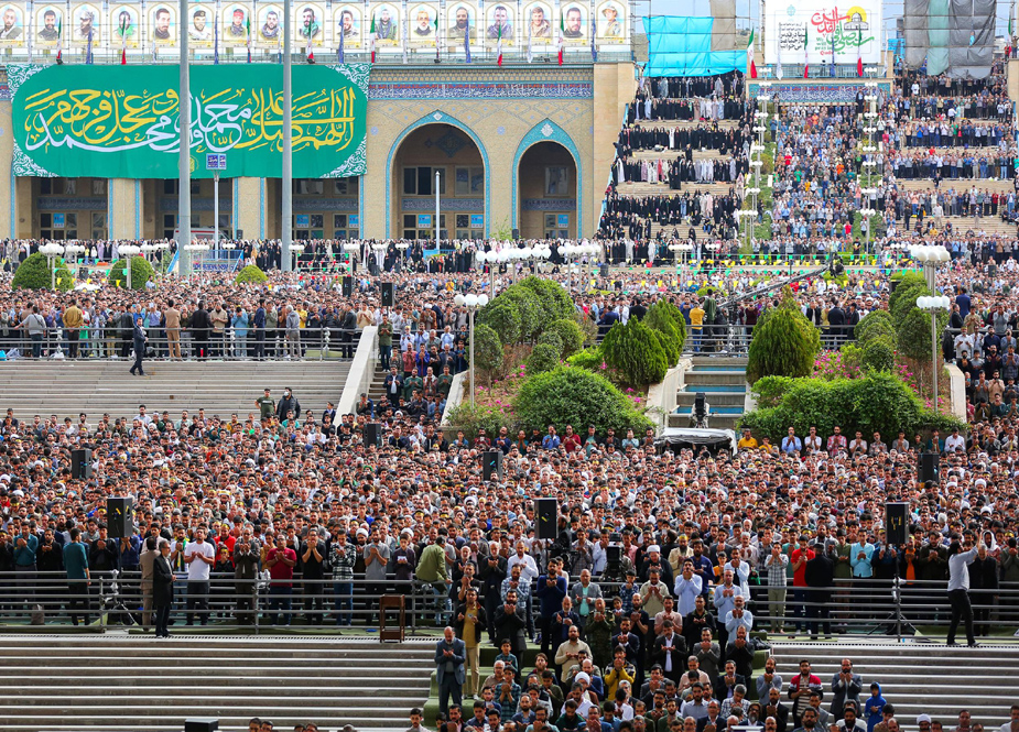 رہبر انقلاب اسلامی کی امامت میں عید فطر کی نماز کے روح پرور مناظر