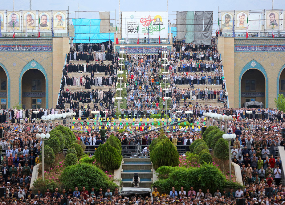 رہبر انقلاب اسلامی کی امامت میں عید فطر کی نماز کے روح پرور مناظر