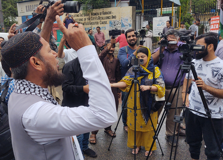 شدید بارش کے باوجود اہلیان کراچی یکجہتی فلسطین و ایران کیلئے نکل آئے، پریس کلب پر احتجاجی مظاہرہ