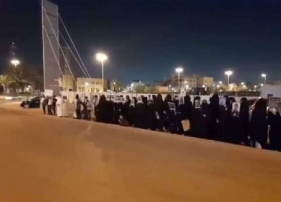 البحرين: اعتصام لعائلات المعتقلين السياسيين أمام مركز "شرطة 17" للمطالبة بالإفراج عن أبنائها