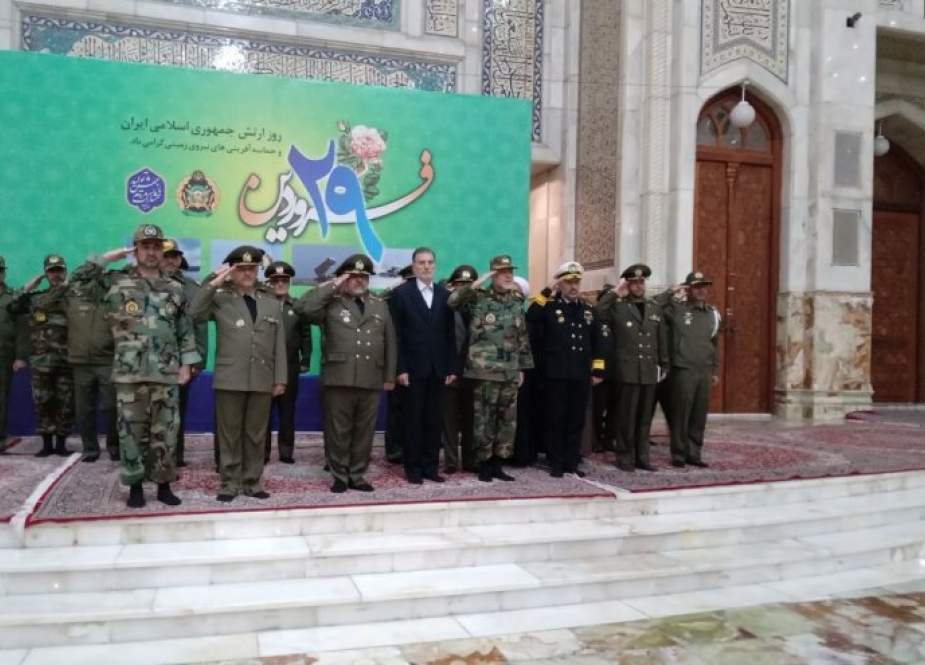 قادة الجيش الايراني يجددن العهد والبيعة لمبادىء مفجر الثورة الاسلامية
