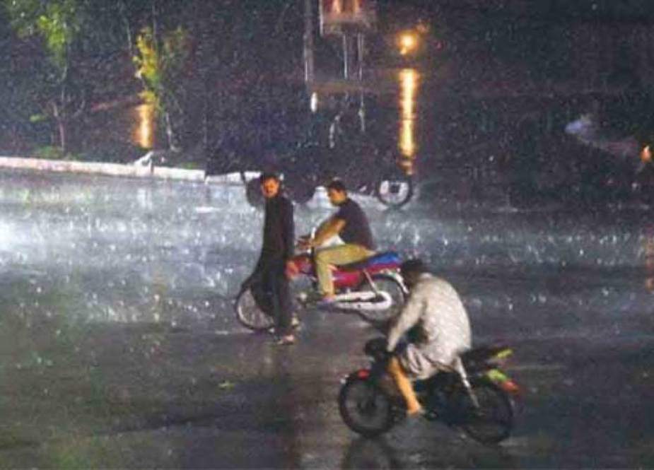 لاہور سمیت پنجاب کے مختلف شہروں میں گرج چمک کیساتھ بارش