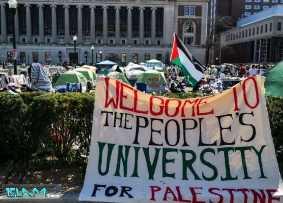 مظاهرة أمام جامعة كولومبيا في نيويورك تضامنًا مع الطلاب المعتصمين داخلها للمطالبة بوقف حرب غزة