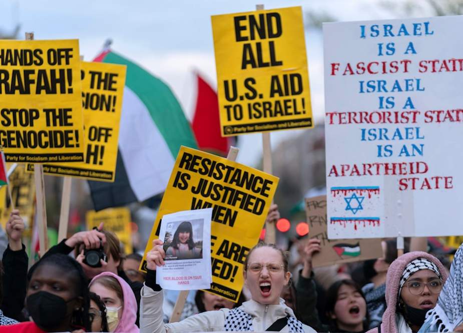 Demonstrators march to the White House in support of Palestinians