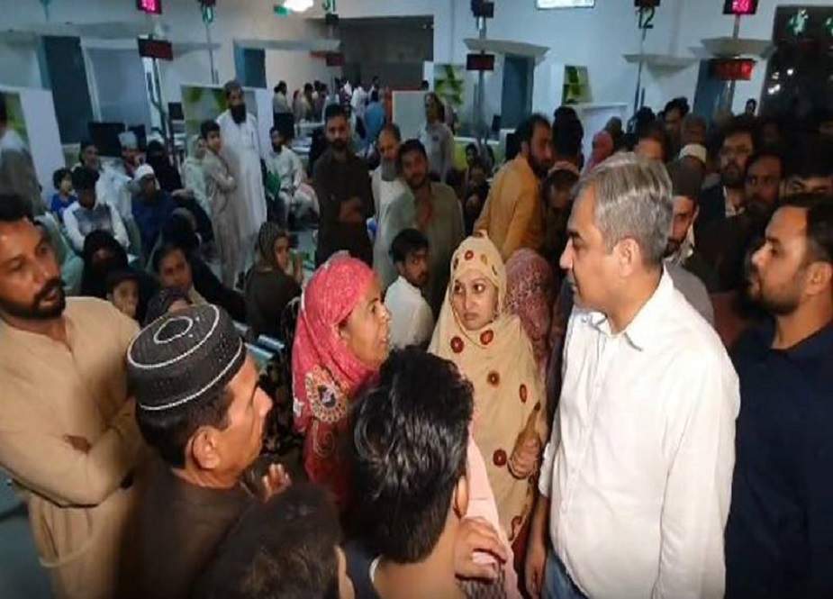 وفاقی وزیر داخلہ محسن نقوی کا نادرا سنٹر کا دورہ، شہریوں نے شکایات کے انبار لگا دیئے