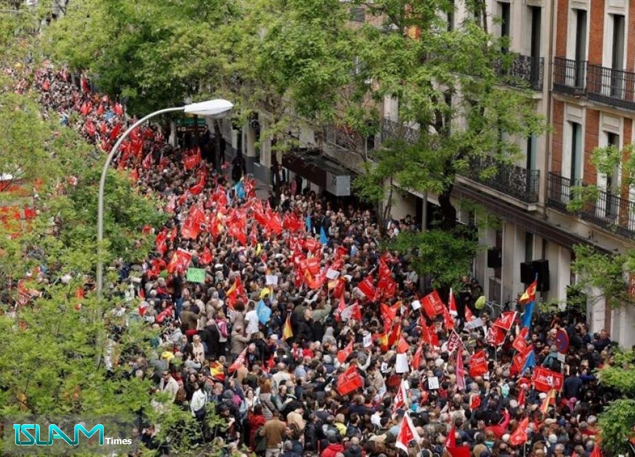 Thousands Rally in Madrid to Urge Spanish Leader Pedro Sanchez Not to Resign