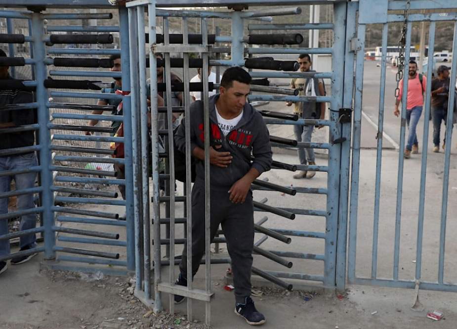 Palestinian workers passing through Israeli Tarqumiyah military checkpoint