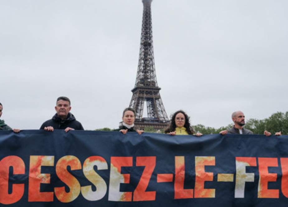 Banner reading Ceasefire, with the Eiffel Tower in the background