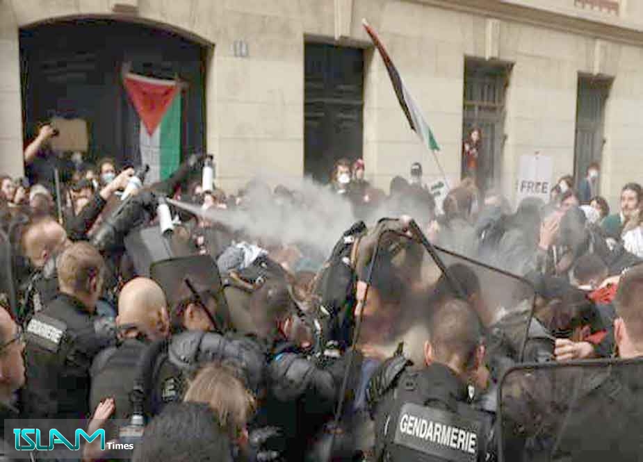 فرانسیسی پولیس کیجانب سے فلسطینی حامی طلباء پر آنسو گیس کیساتھ حملہ