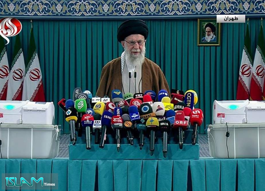 قائد الثورة الإسلامية يدلى بصوته في الجولة الثانية للانتخابات البرلمانية