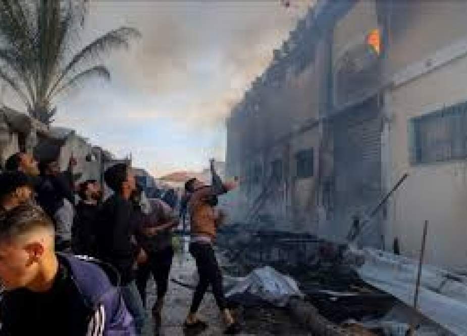 Asap membubung setelah rentetan serangan Israel menghantam gedung UNRWA, di Khan Younis, Gaza
