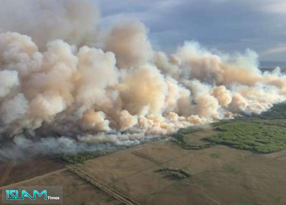 السلطات الكندية أجلت آلاف السكان في غرب البلاد حيث اندلعت مئات حرائق الغابات