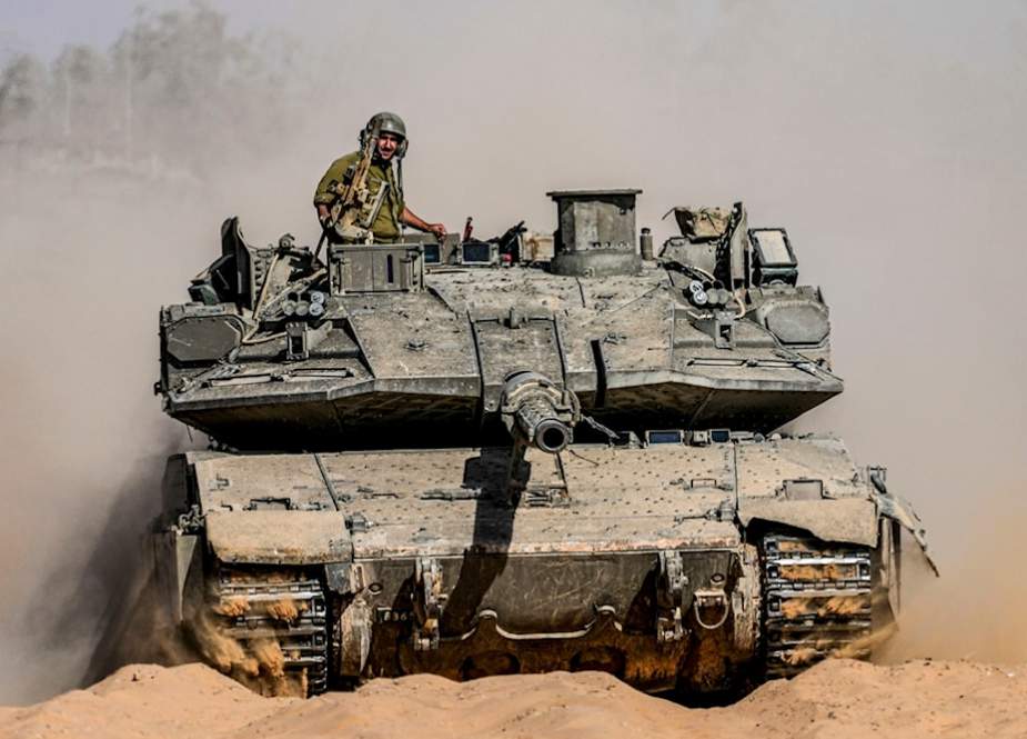 Israeli soldiers drine a tank