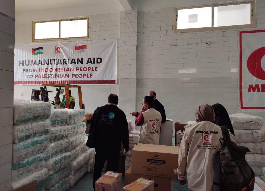 Medical Emergency Rescue Committee (MER-C) Indonesia saat berada di pintu Rafah, perbatasan Gaza-Palestina dan Mesir