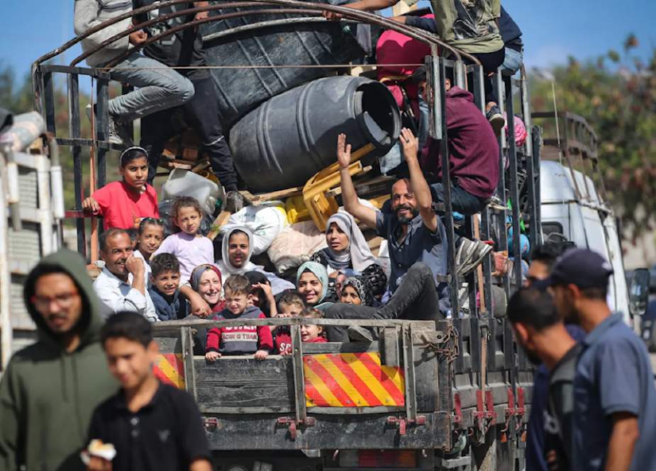 Displaced-Palestinians-flee-Rafah-with-their-belongings-to-other-areas-in-the-southern-Gaza-Strip