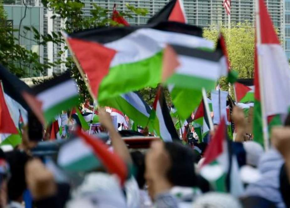 Warga membawa bendera Palestina saat Aksi Bela Palestina di depan Kedubes AS Jakarta